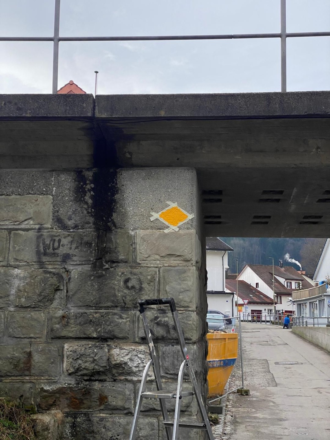 Gemalter Rohmbus an Eisenbahnbrücke